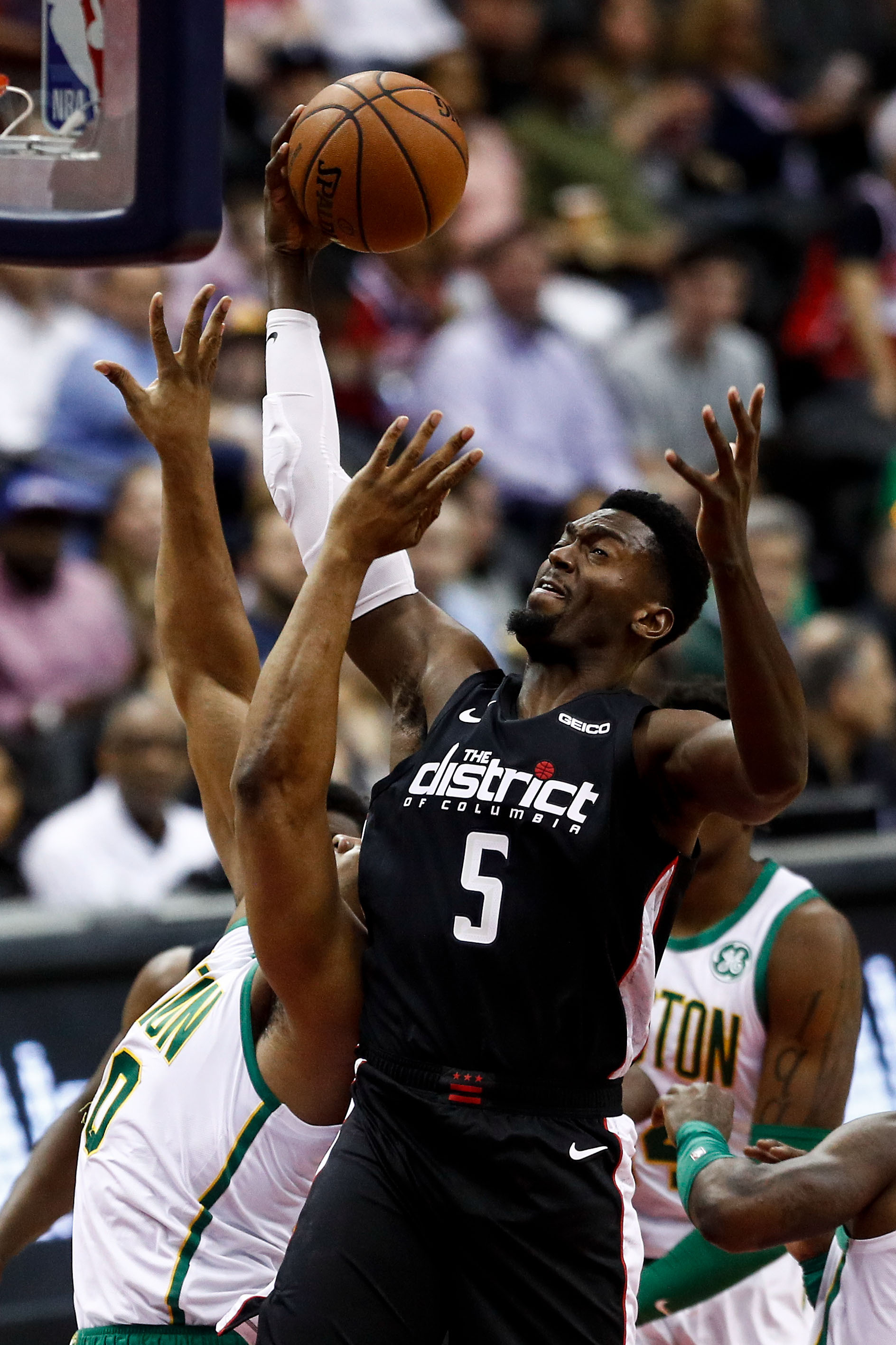  从葡萄牙体育临场应变备战足总杯到加时末段华盛顿奇才调整名单以备全明星赛，科维托娃在篮网比赛中出色防守